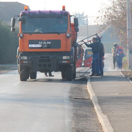 Župan Bajs i načelnik Prišćan najavili asfaltiranje ceste u mjestu Tuk, u Općini Rovišće