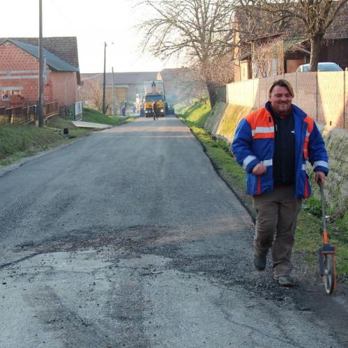 Župan Damir Bajs i načelnik Općine Rovišće Slavko Prišćan obišli radove na obnovi ceste u mjestu Kraljevac