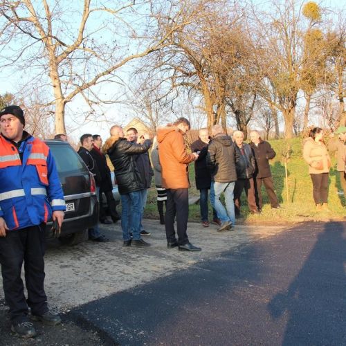 Župan Damir Bajs i načelnik Općine Rovišće Slavko Prišćan obišli radove na obnovi ceste u mjestu Kraljevac