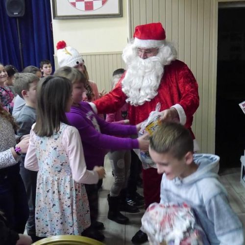 Općina darovala poklone za školsku djecu